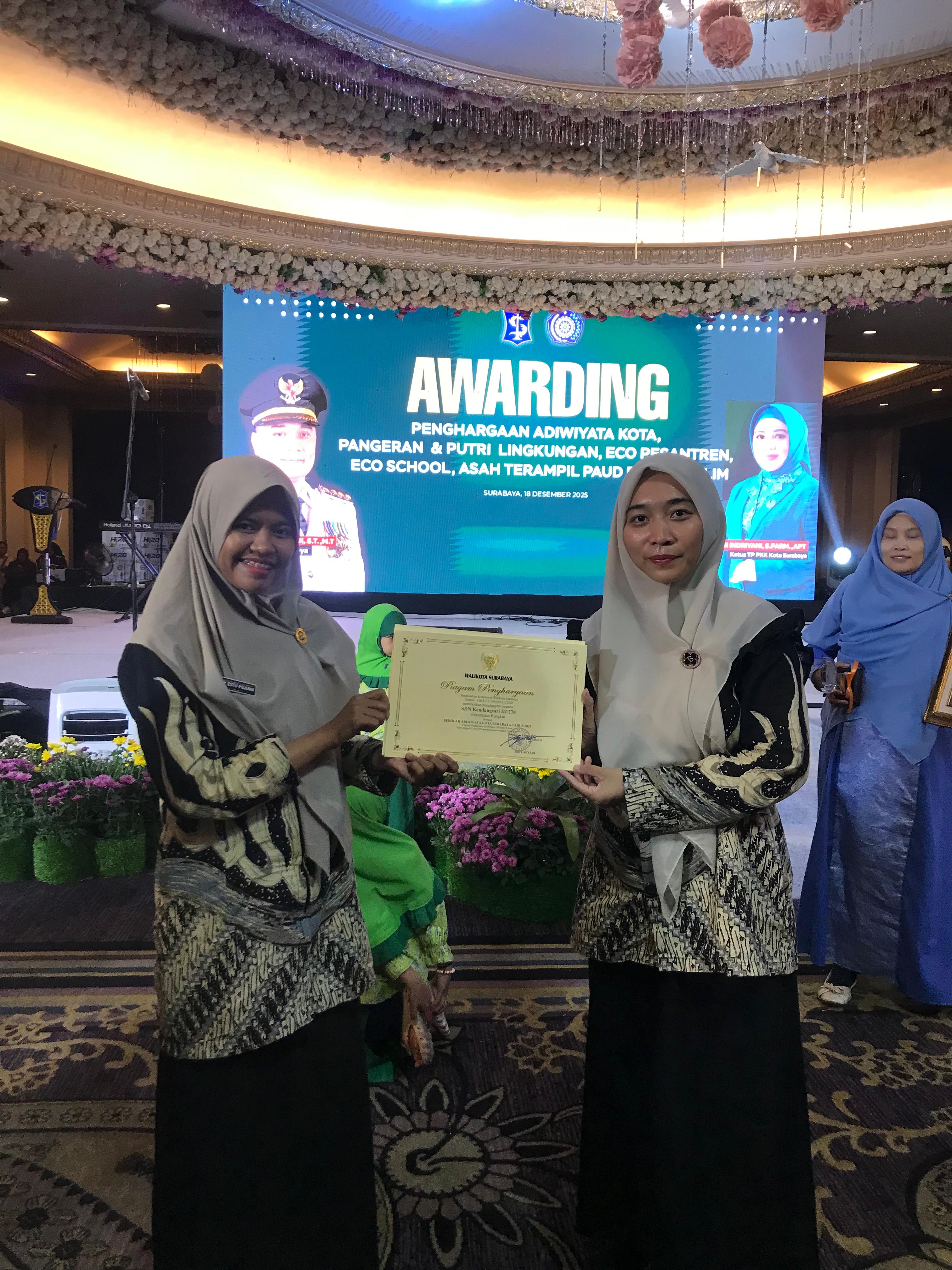 Penyerahan Piagam Penghargaan Sekolah Adiwiyata Kota